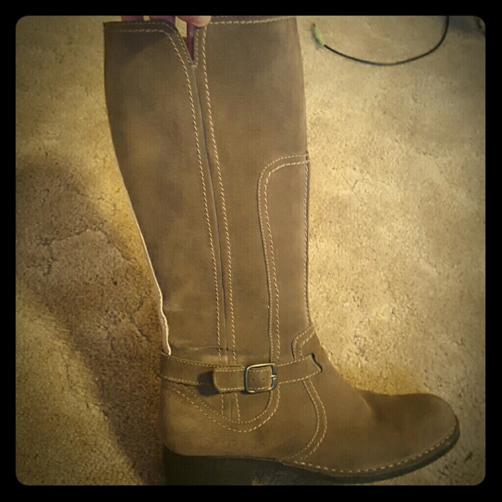 SOLD Clarks Wide Calf Tan Suede Boots